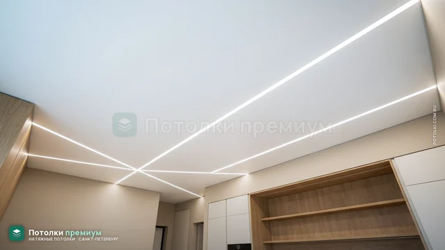 Световые линии по диагонали через кухню-гостиную