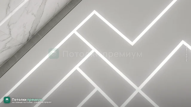 Узор из световых линий на белом натяжном потолке крупным планом