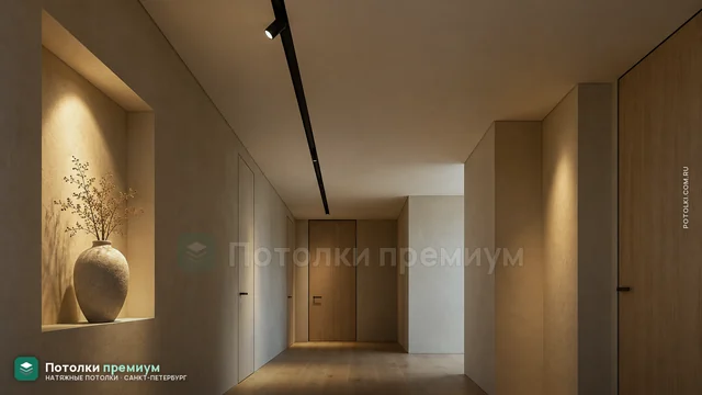 Трек со спотом подсвечивает нишу с вазой в прихожей
